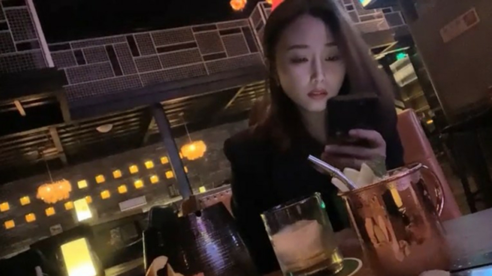 帅哥酒吧钓了个颜值超高的美女,带回酒店灌酒让她喝多趁机上了她。